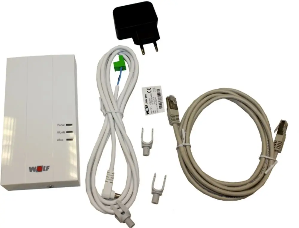 Wolf Gerät mit Anschlusskabel, WLAN- und LAN-Kabeln sowie Netzadapter. Enthalten sind zwei Stecker und eine Markierung für die Installation.